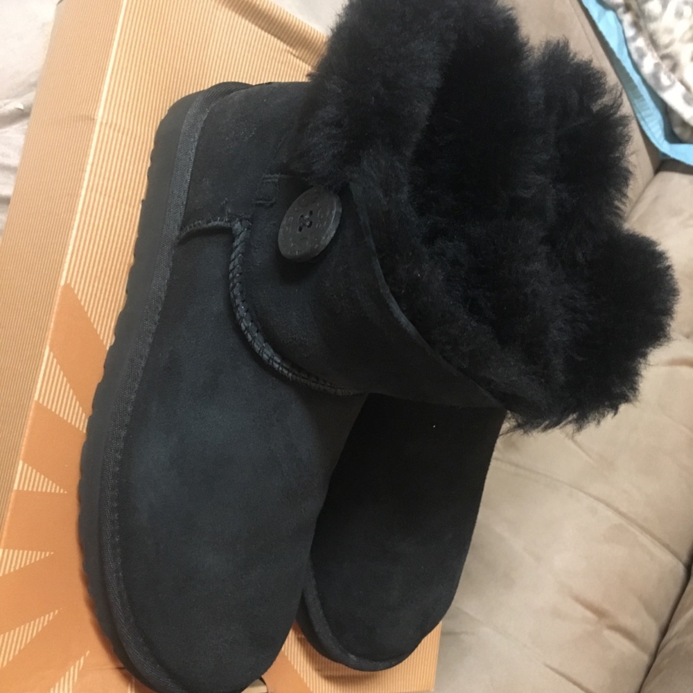 black mini bailey button uggs